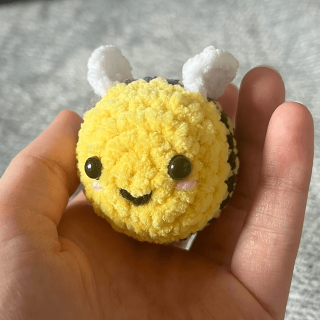 Petite abeille toute mignonne 