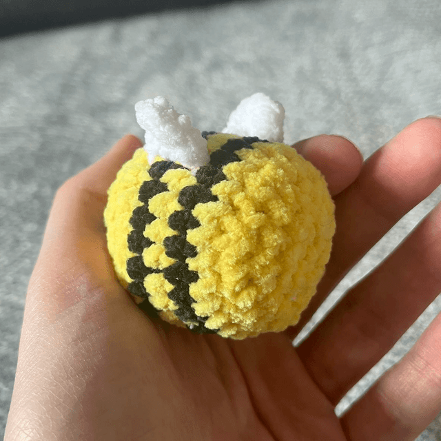 Petite abeille toute mignonne 